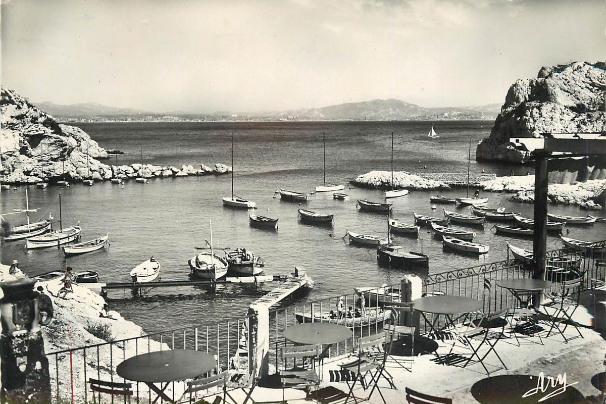Le port de Niolon vu d'une terrasse de café, carte postale ancienne