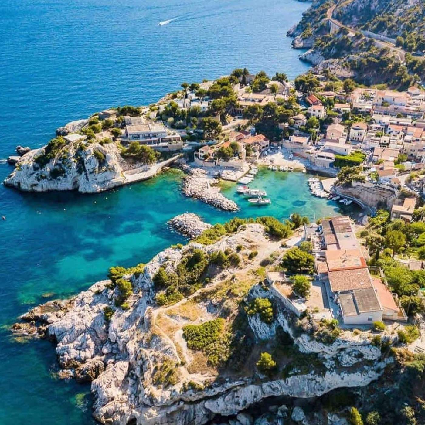 La calanque de Niolon vue d'en haut : le port, les cabanons et la mer
