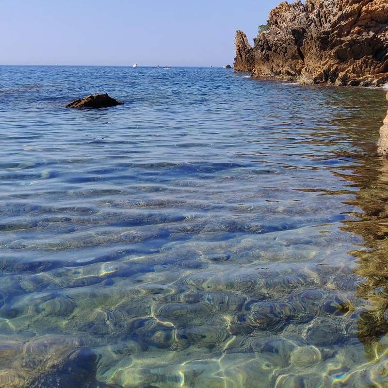 L'eau claire de la plage de Figuerolles