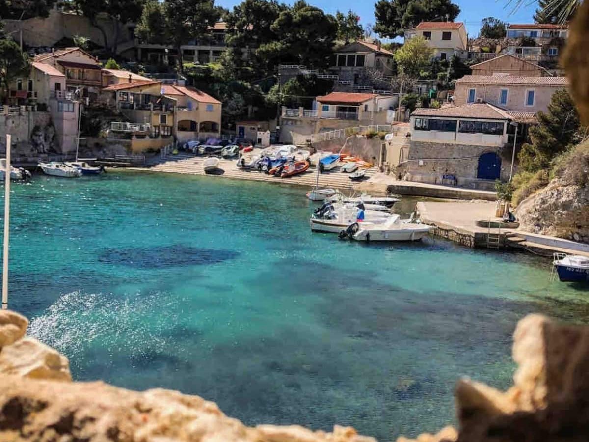 Le port de Niolon et son eau turquoise, vu depuis les rochers